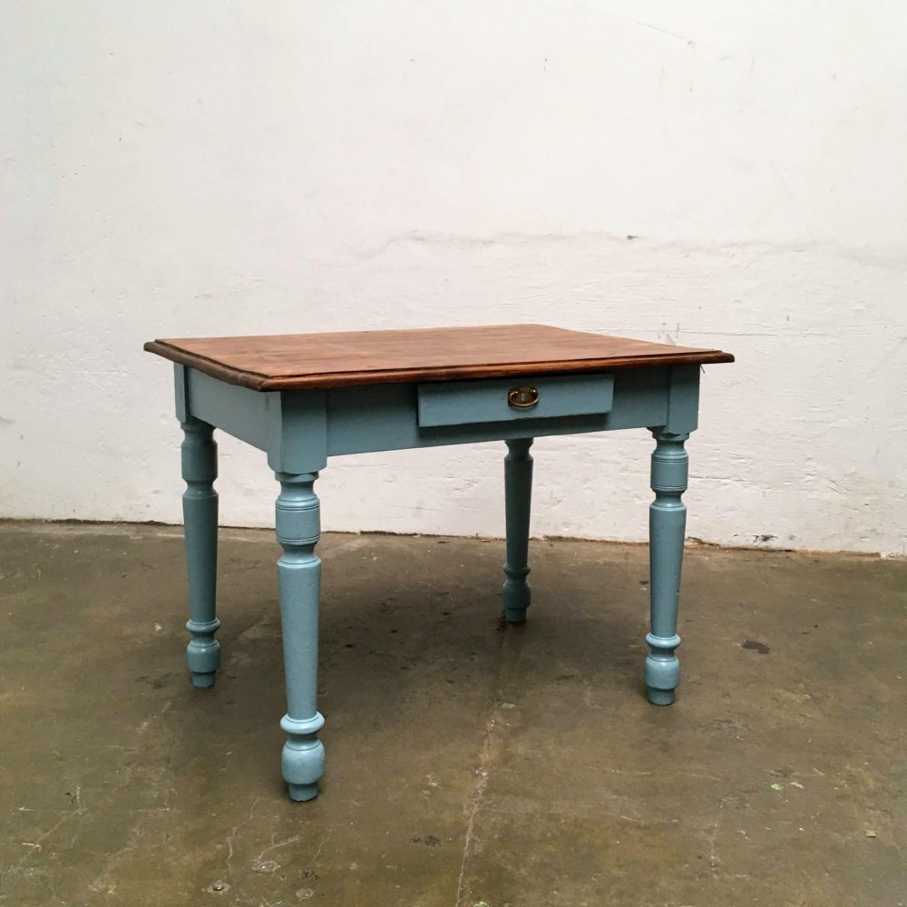 Houten lichtblauwe eettafel