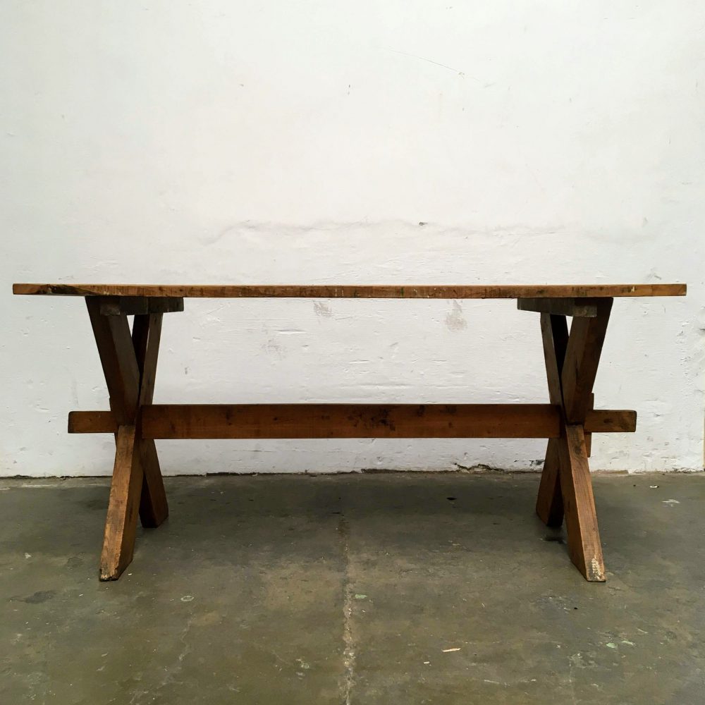 Industriële houten kruispoot tafel.