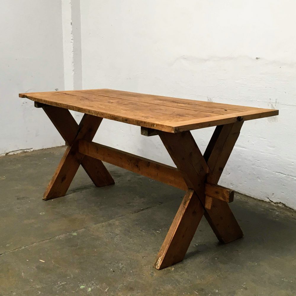 Industriële houten kruispoot tafel.