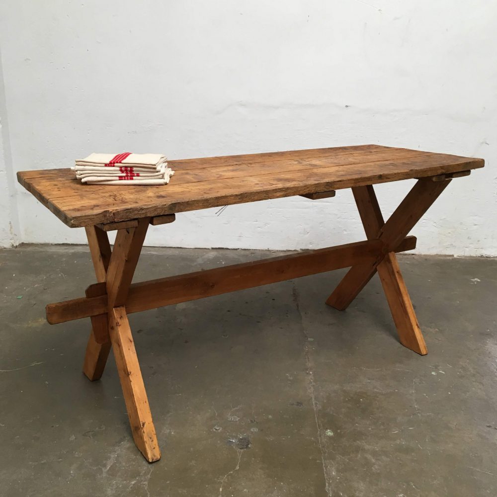 Houten kruispoot tafel