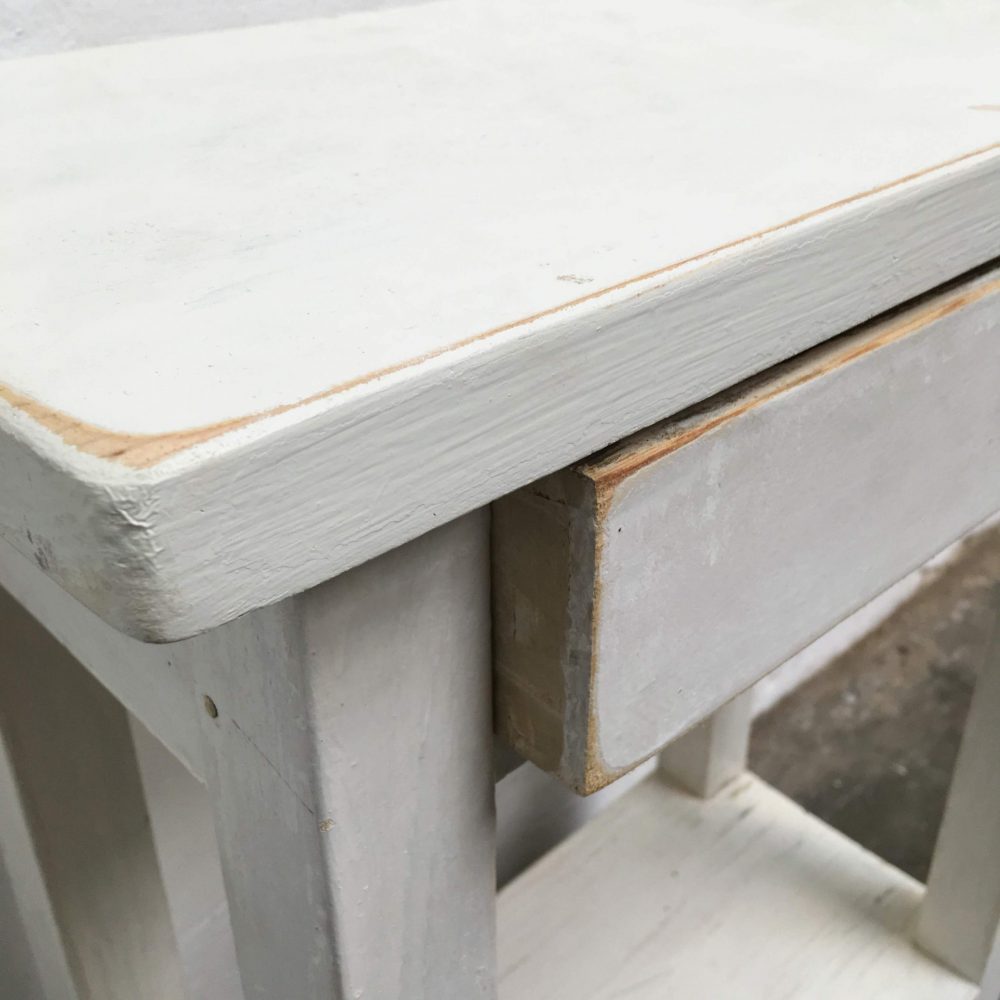 Houten witte tafeltje met lade