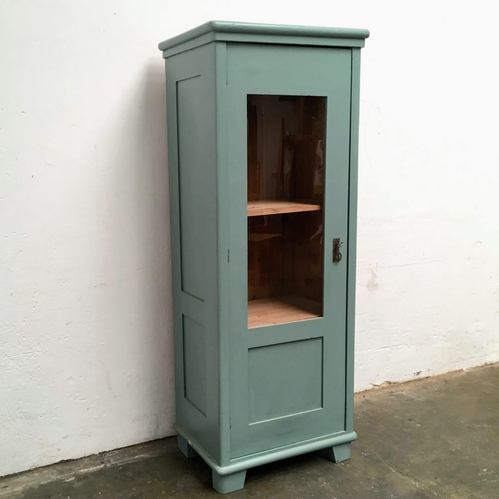 Faal turquoise houten vitrinekast