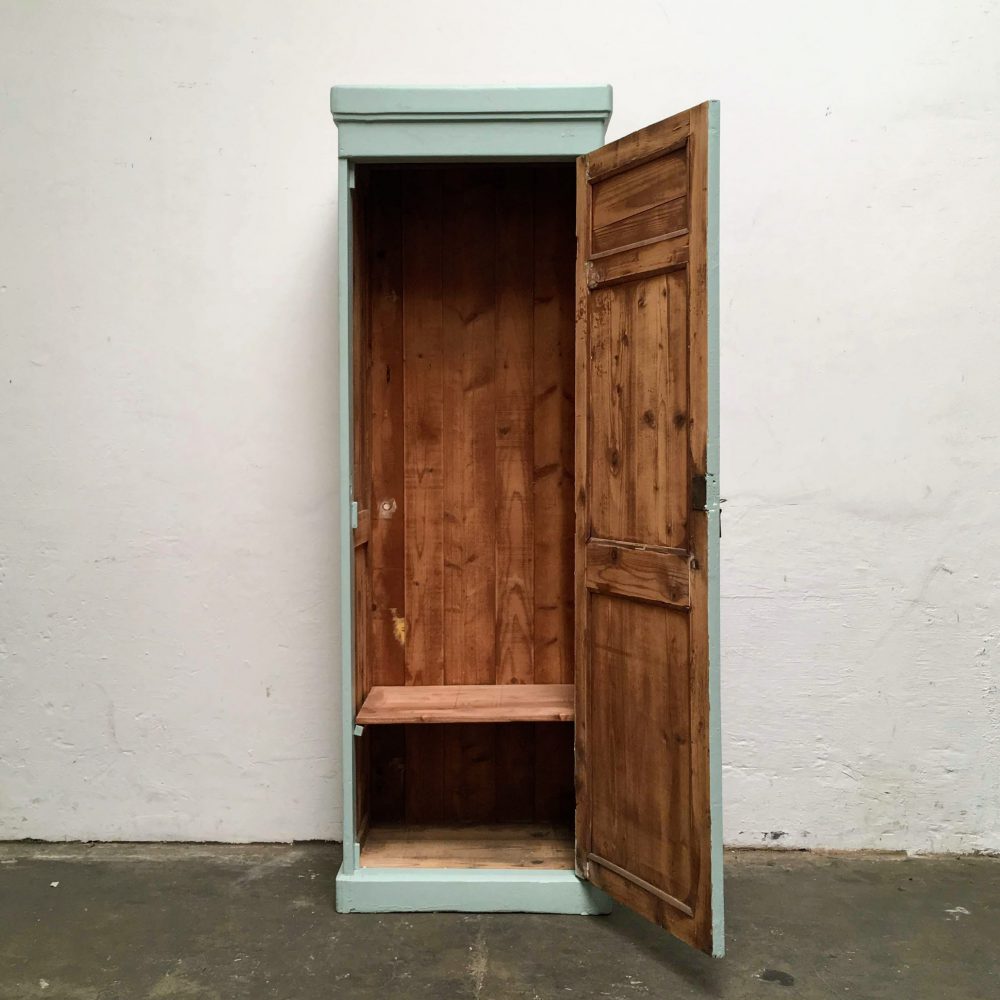 Blauwe houten 1-deurs kast met open deur.