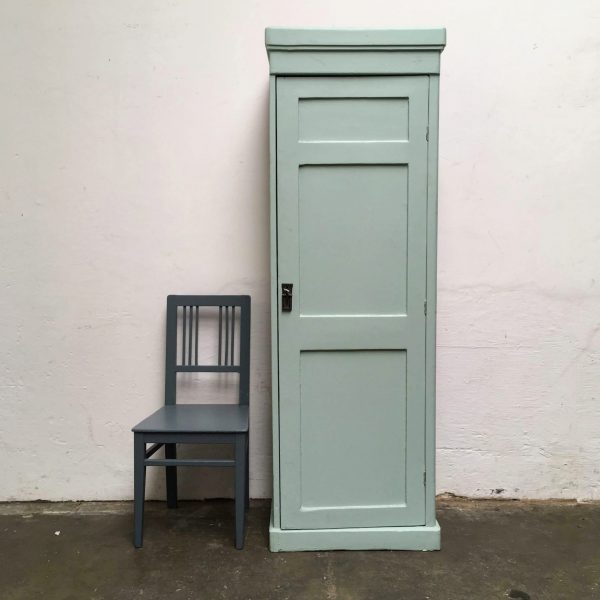 Blauwe houten 1-deurs kast.