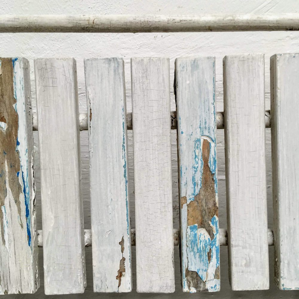 Metalen kinderbank met houten latjes detail