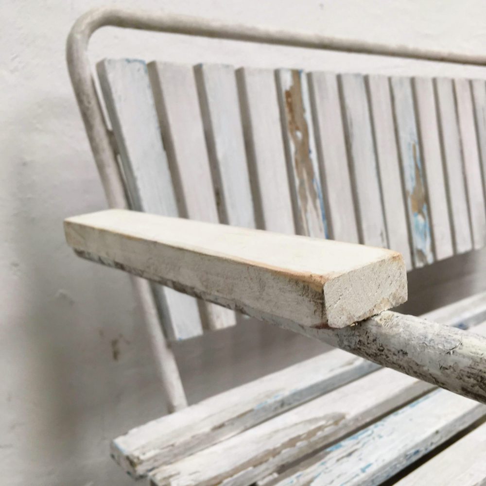 Metalen kinderbank met houten latjes leuning