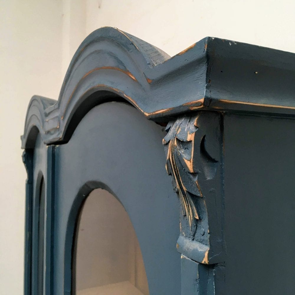 Blauwe vitrinekast