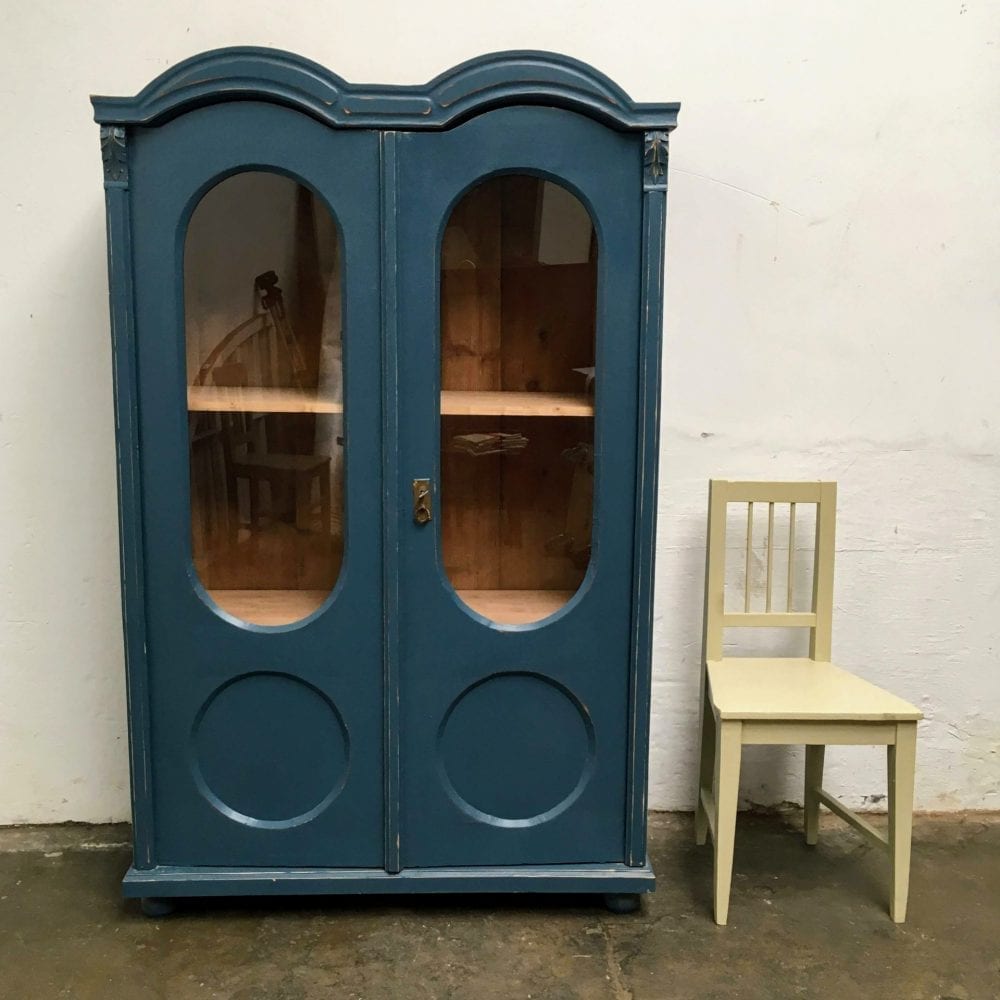 Blauwe vitrinekast