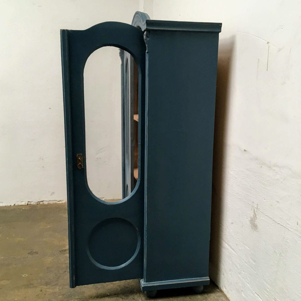 Blauwe vitrinekast