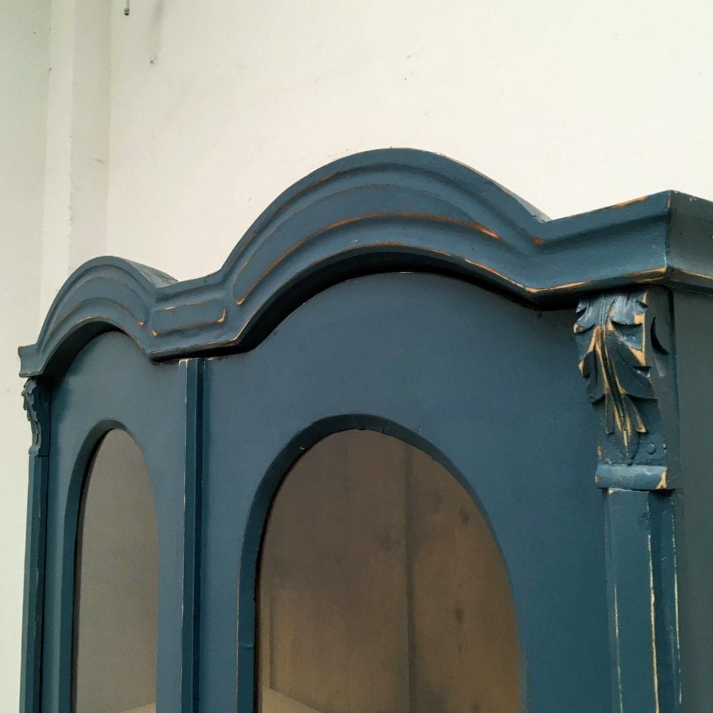 Blauwe vitrinekast