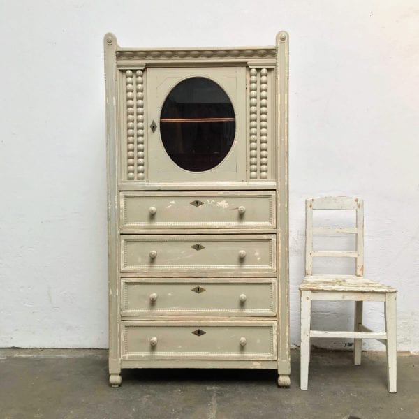 Brocante grijze kast met rond glaswerk