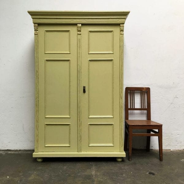 Brocante groen-gele 2-deurs kast