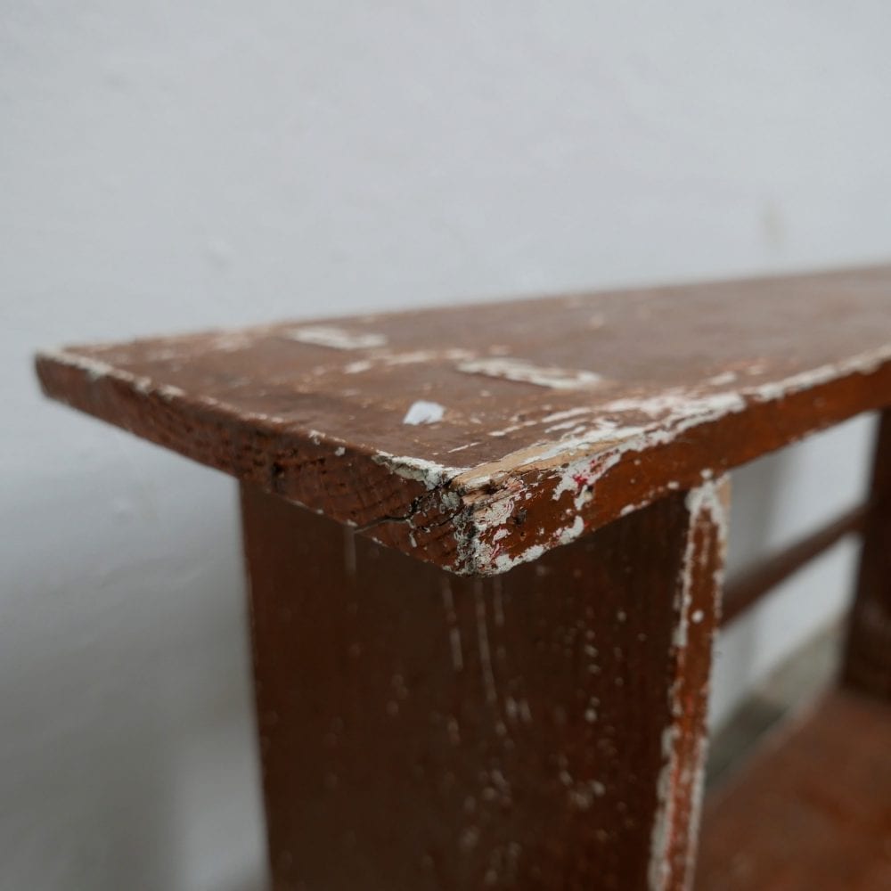 Bruine smalle houten bank