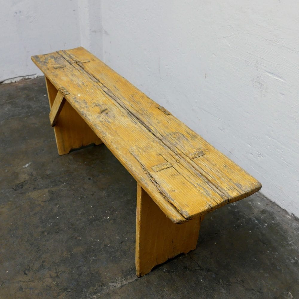 Gele smalle houten bank