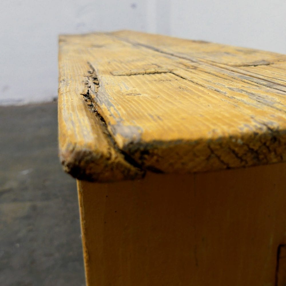 Gele smalle houten bank