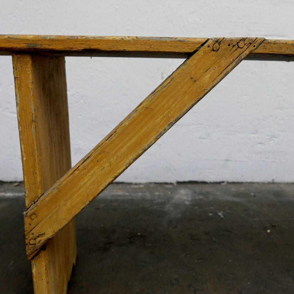 Gele smalle houten bank