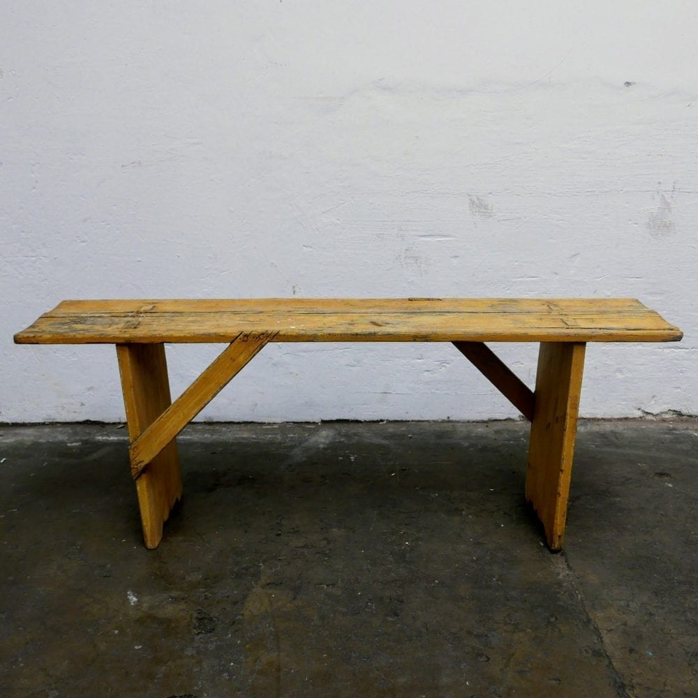 Gele smalle houten bank
