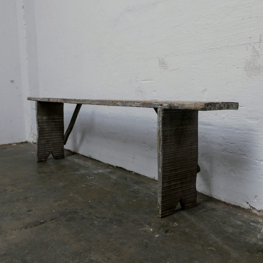 Grijze smalle houten bank