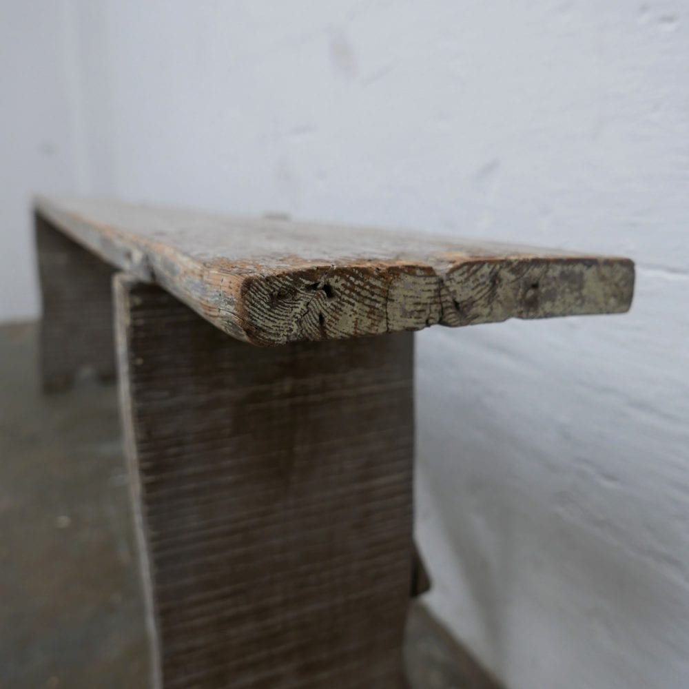 Grijze smalle houten bank