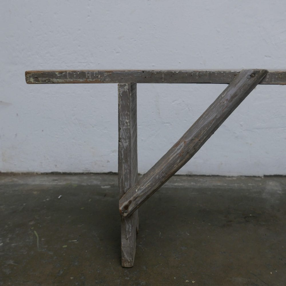 Grijze smalle houten bank