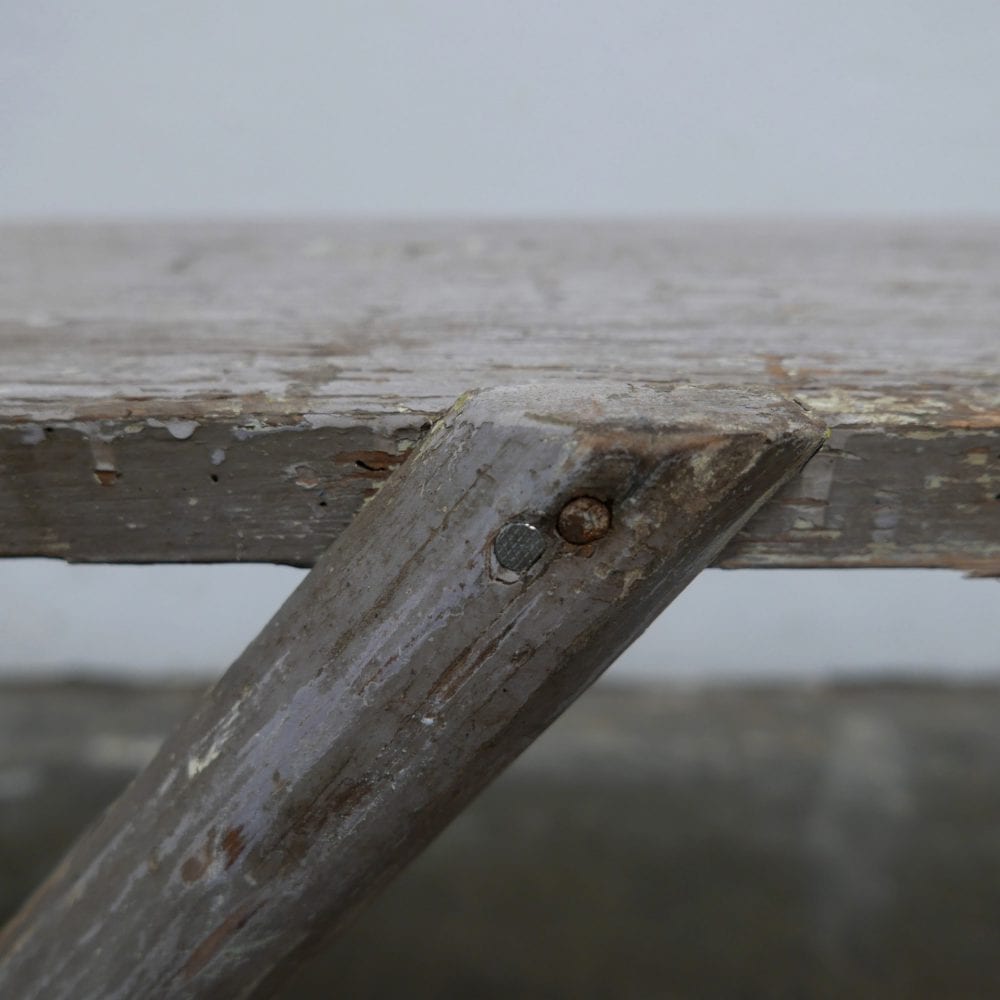 Grijze smalle houten bank
