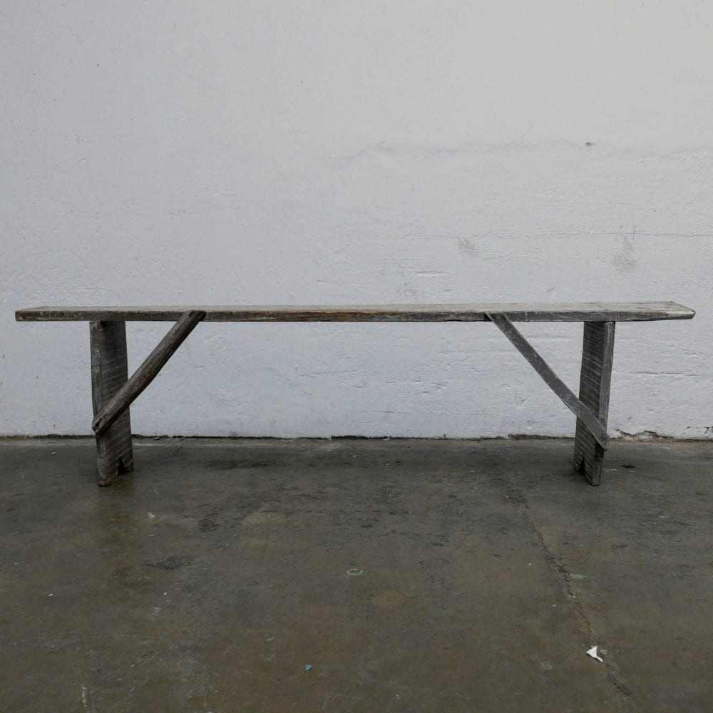 Grijze smalle houten bank