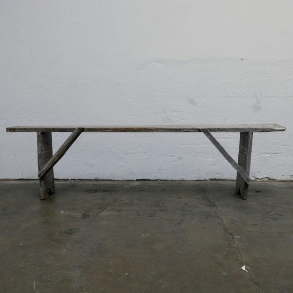 Grijze smalle houten bank