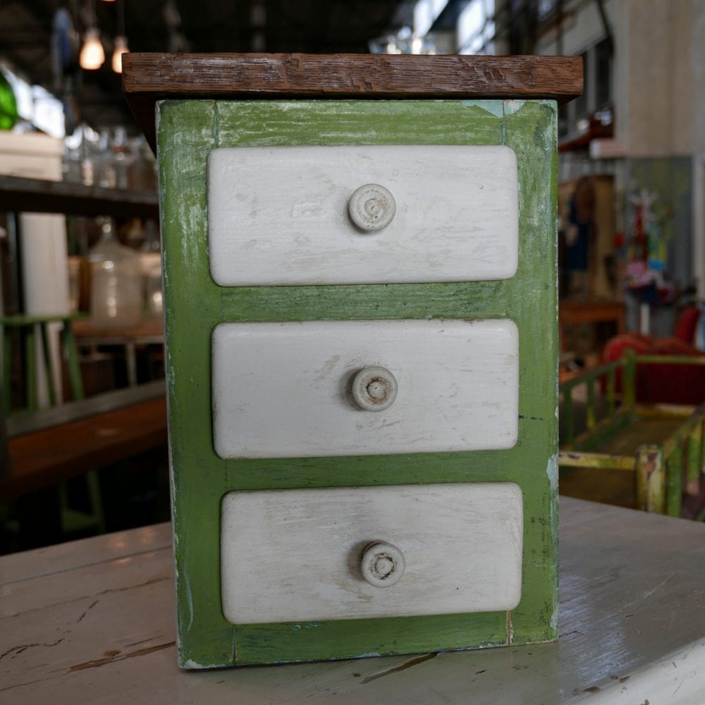 Groen hangkastje