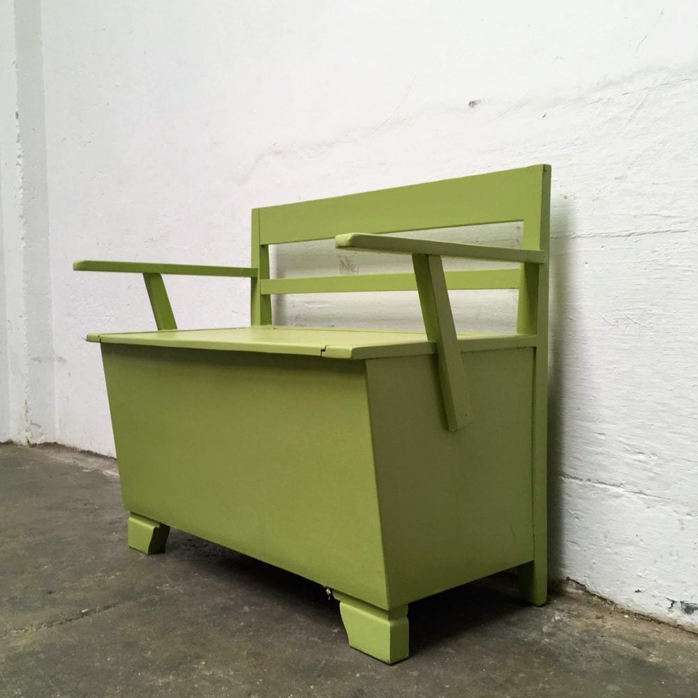 Groen houten klepbankje zijkant