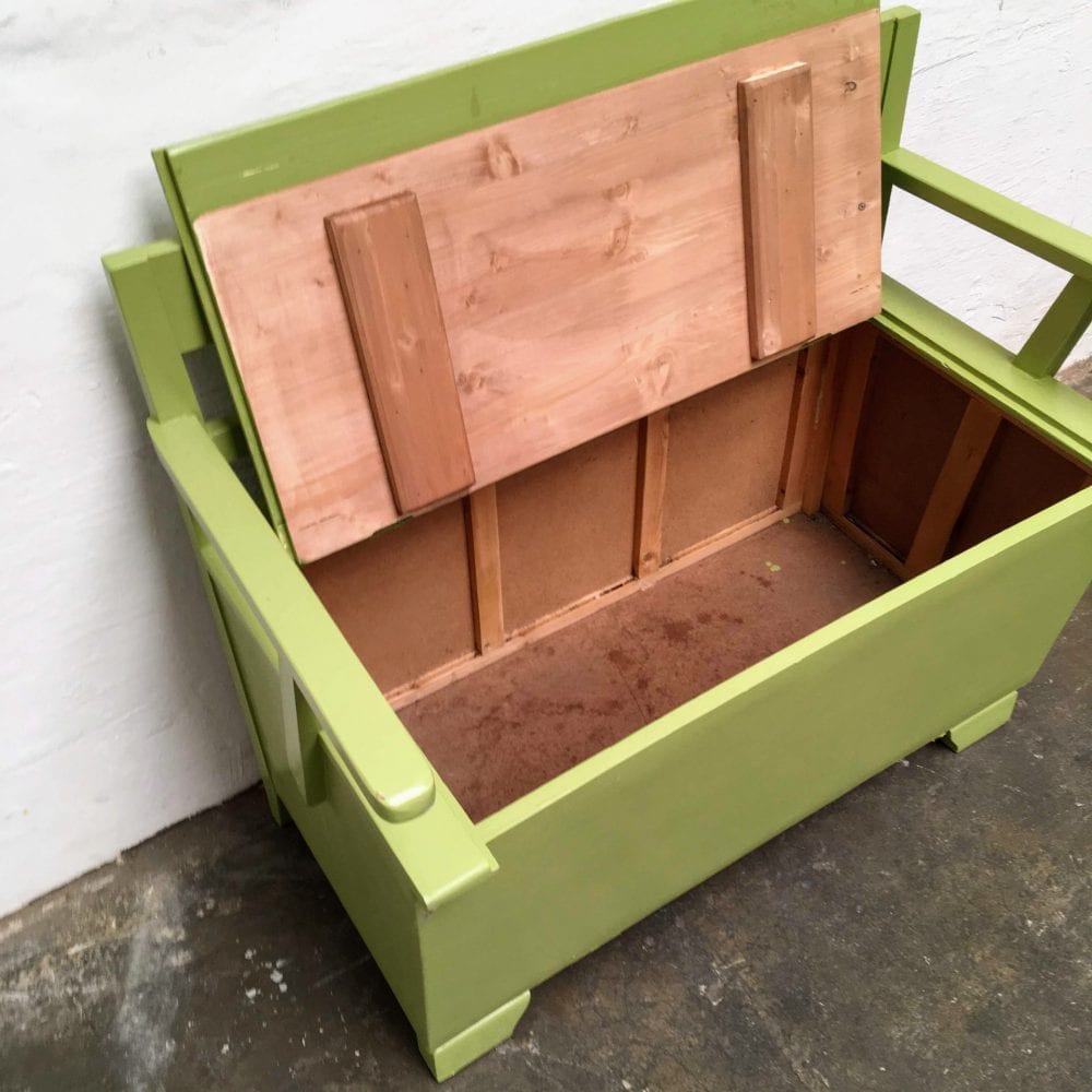 Groen houten klepbankje detail bergruimte