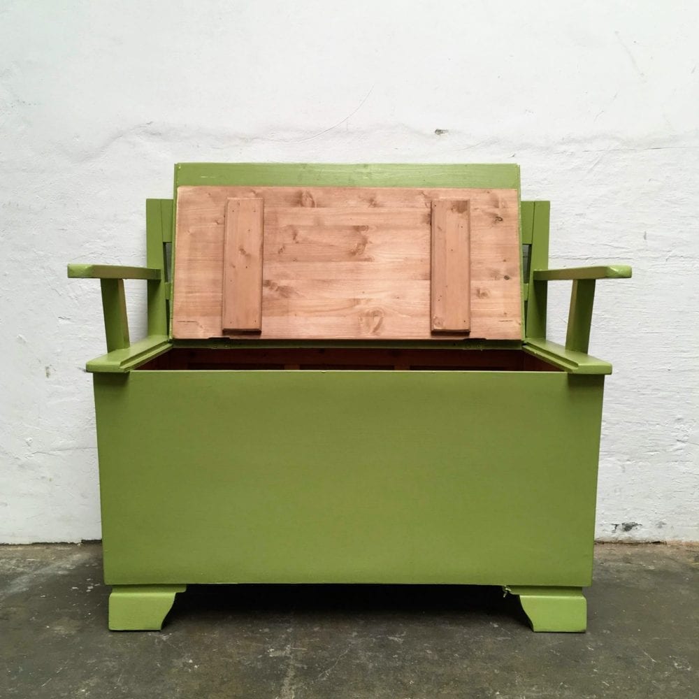 Groen houten klepbankje klep open