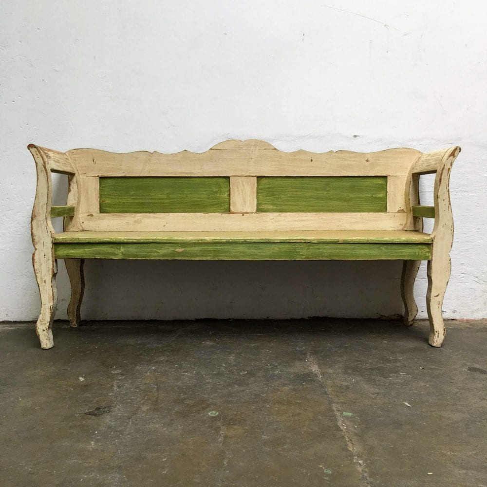 Groen-witte houten bank