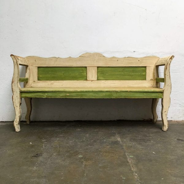Groen-witte houten bank