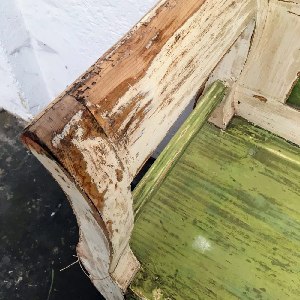 Groen-witte houten bank detail leuning