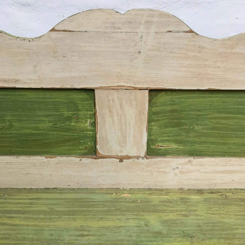 Groen-witte houten bank detail zitting