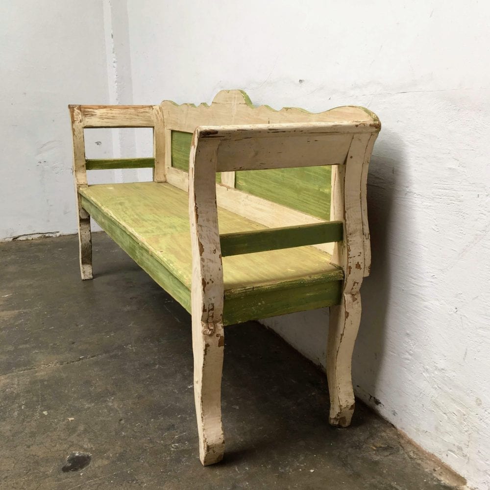 Groen-witte houten bank