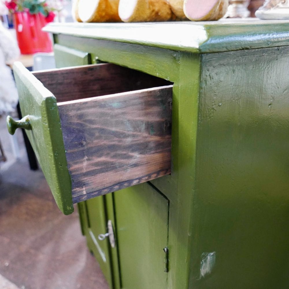 Groene houten onderkast