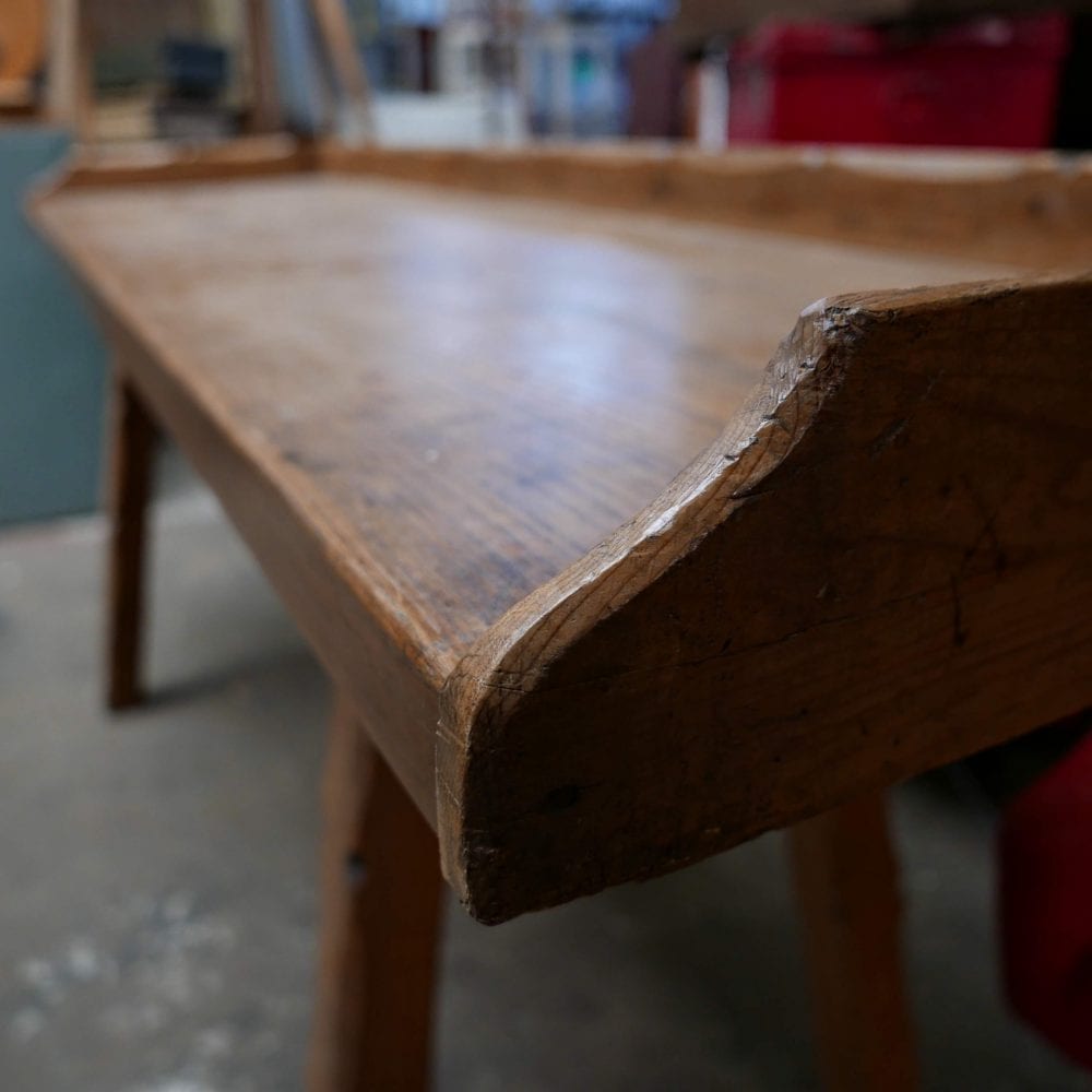 Houten werktafel met rand