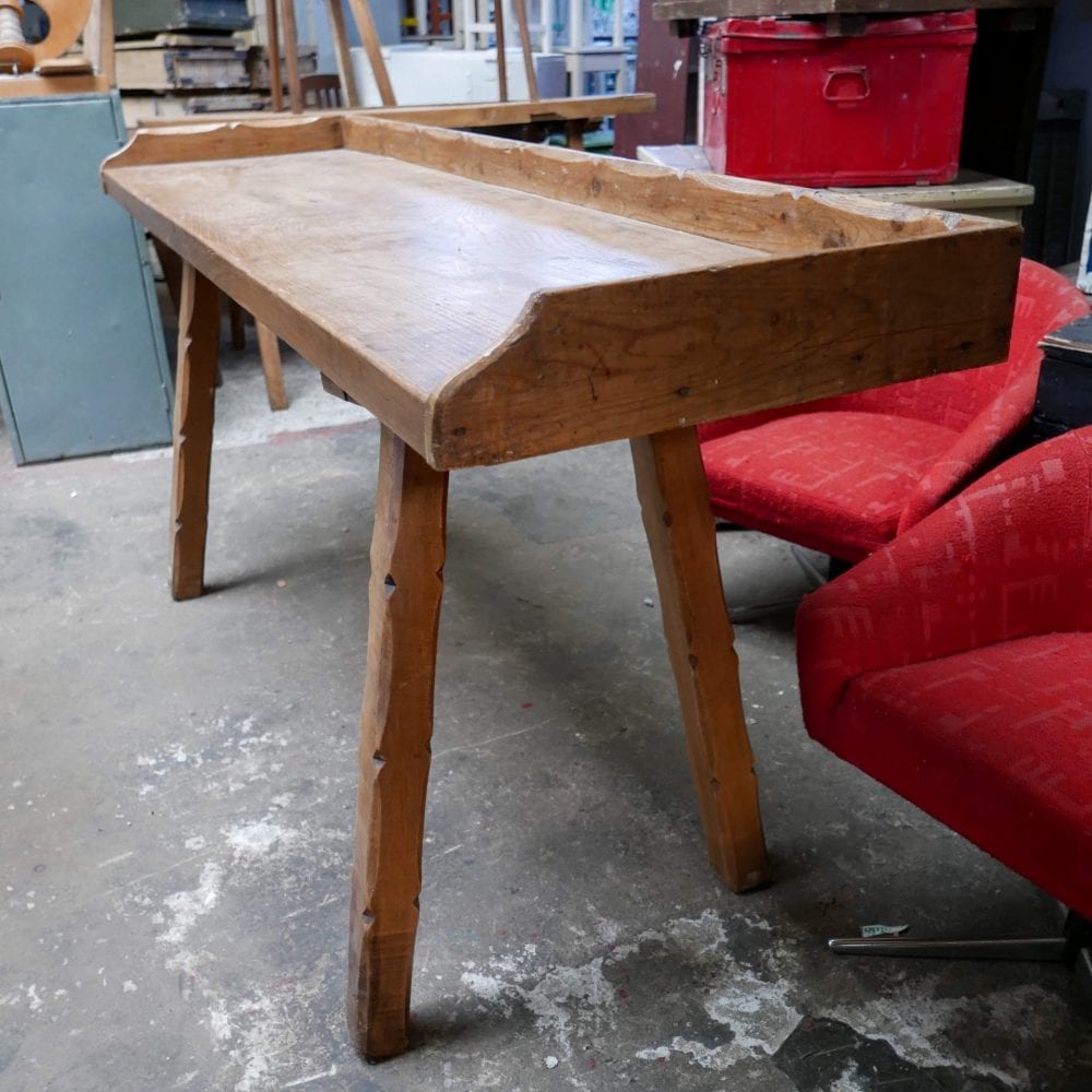 Houten werktafel met rand