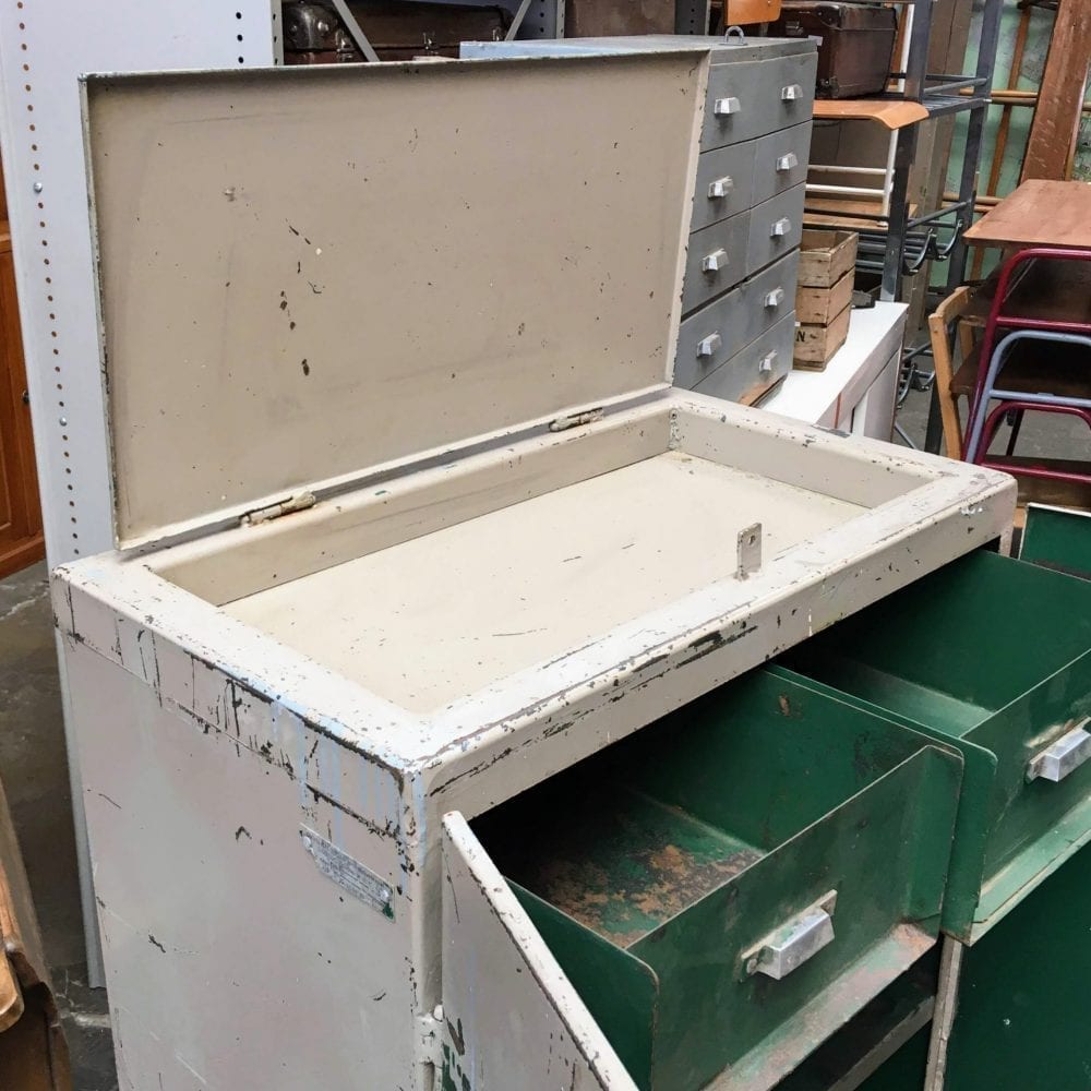 IJzeren locker kast