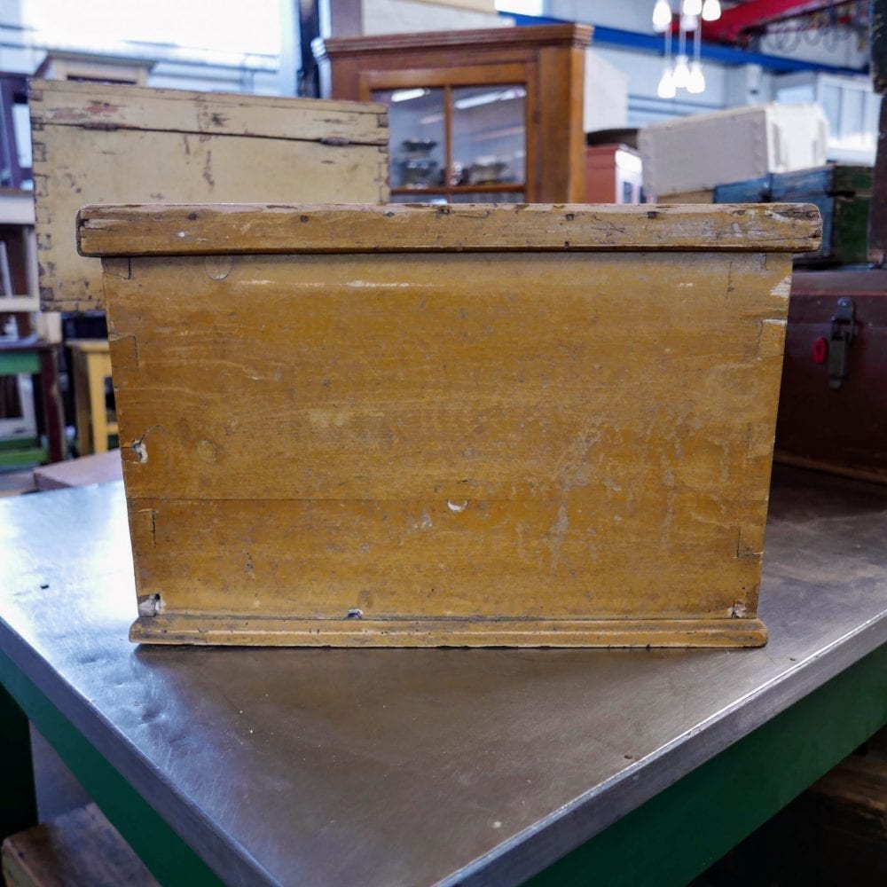 Houten gele kist