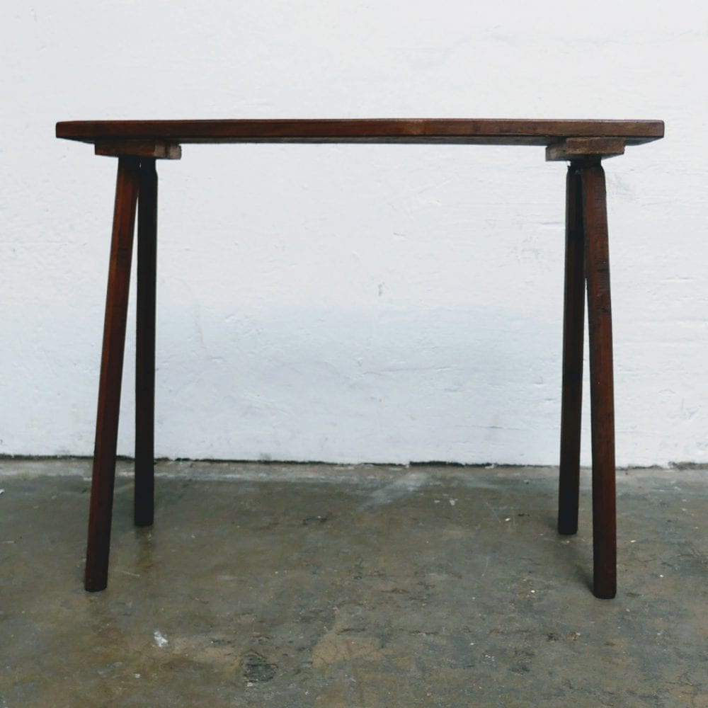 Lange smalle houten tafel