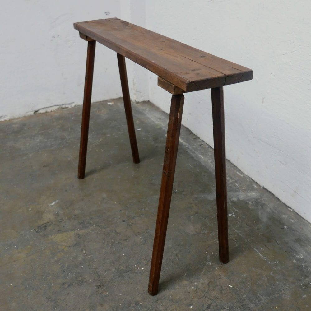 Lange smalle houten tafel
