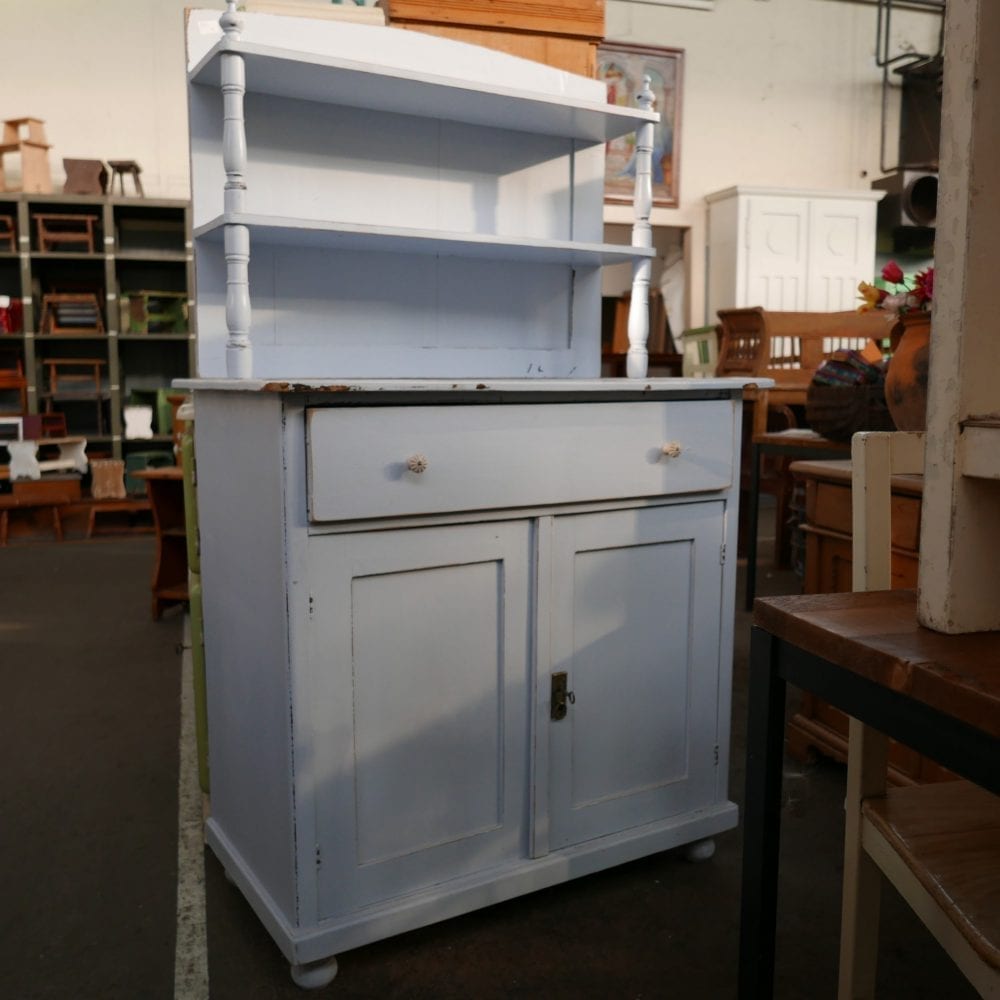 Lichtblauwe etage kast