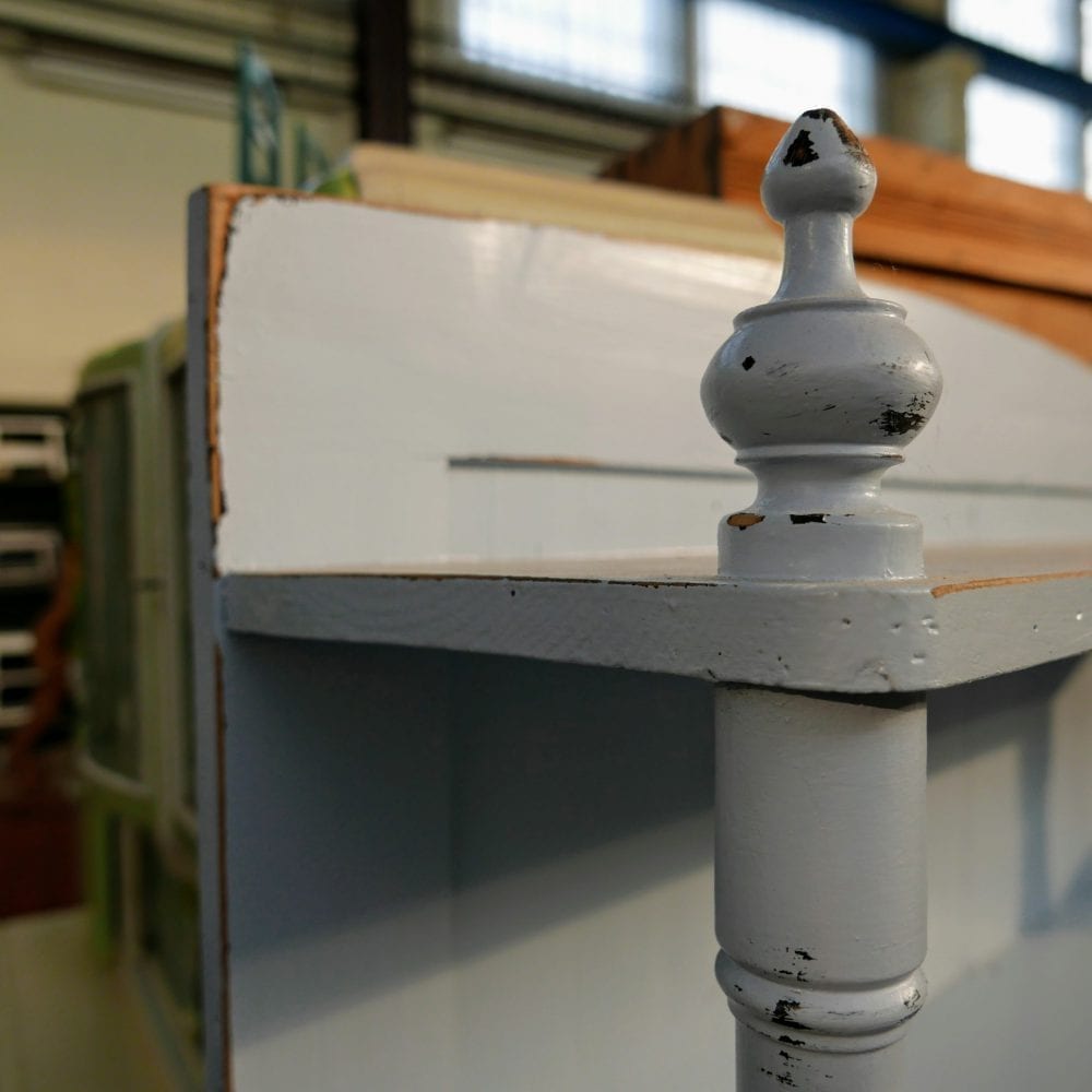 Lichtblauwe etage kast