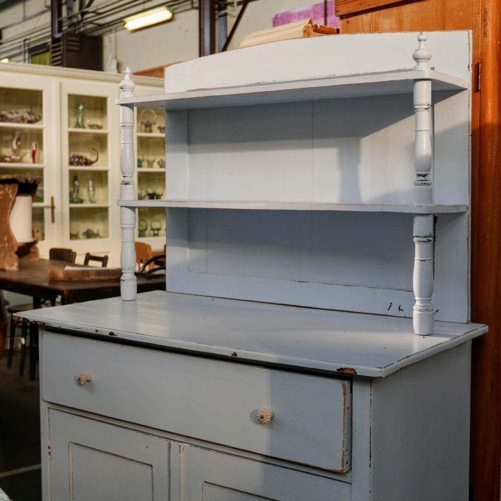 Lichtblauwe etage kast