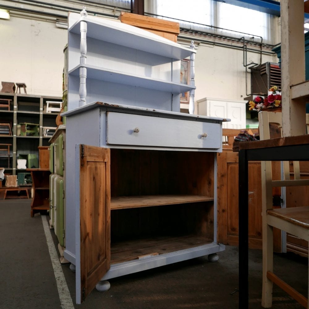Lichtblauwe etage kast