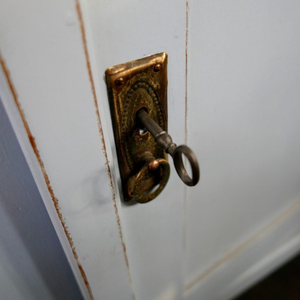 Lichtblauwe etage kast