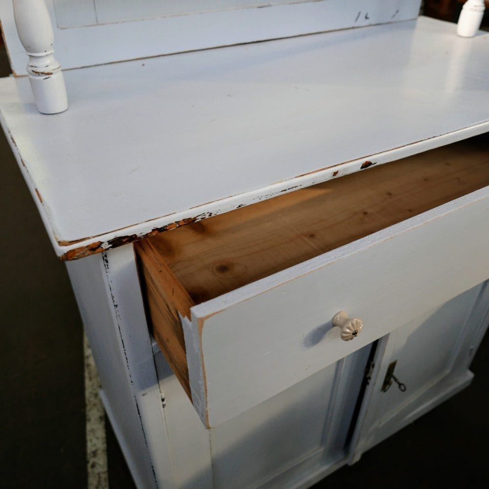 Lichtblauwe etage kast