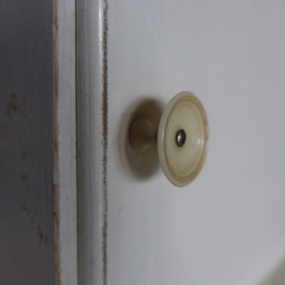 Wit houten hangkastje